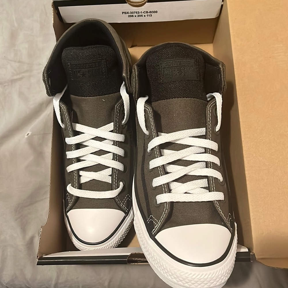 Never worn. Men’s converse. Size 8.